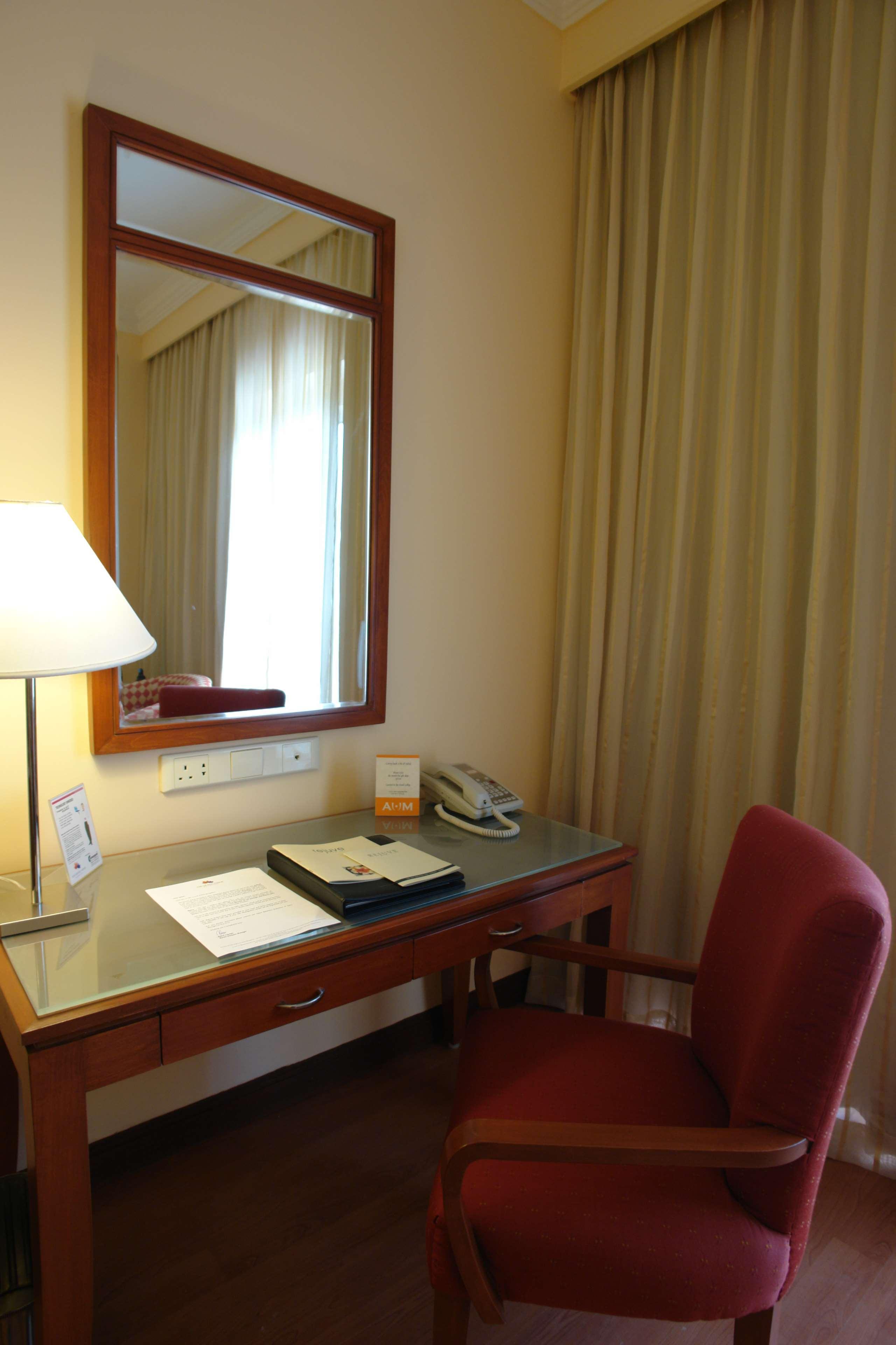 The Lalit Ashok Hotel Bangalore Exterior foto